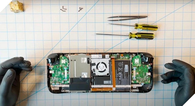 Valve bất ngờ tự mổ xẻ Steam Deck hé lộ những linh kiện bên trong chiếc máy chơi game mạnh mẽ nhất lịch sử