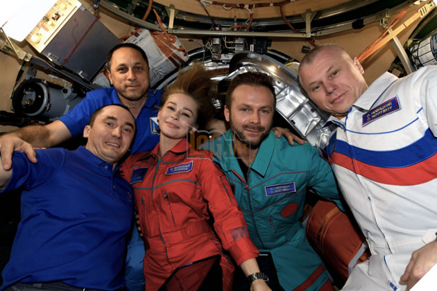 Đoàn làm phim quay phim ngoài không gian của Nga đã trở về an toàn 2