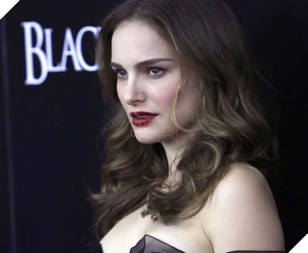 Loạt ảnh quyến rũ của mỹ nhân được mệnh danh là thiên nga đen với chỉ số IQ 140