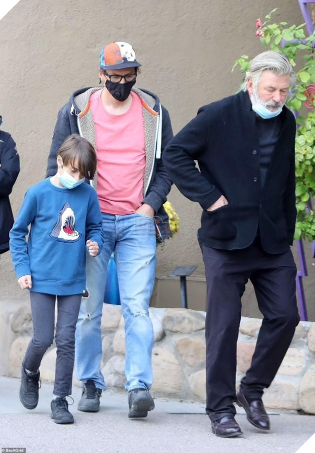 Những hình ảnh hiếm hoi trong buổi gặp gỡ giữa Alec Baldwin và gia đình nữ đạo diễn bị bắn chết