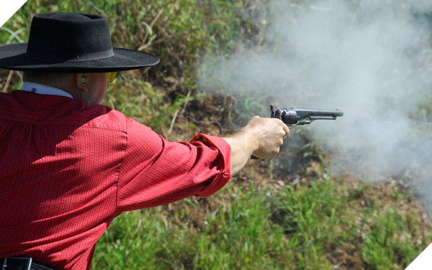 Tiết lộ chấn động mới vụ diễn viên gạo cội bắn chết người trên phim trường Rust 3