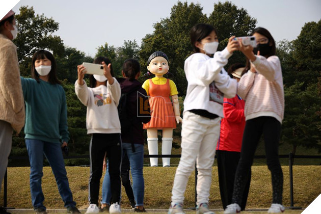 Búp bê từng gây ám ảnh trong Squid Game đã có mặt tại Seoul 2