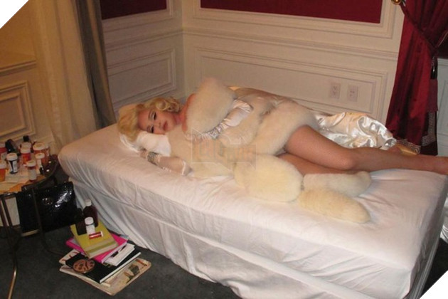 Bộ ảnh nude của Madonna gây phẫn nộ khi tái hiện cái chết của nữ minh tinh huyền thoại Marilyn Monroe