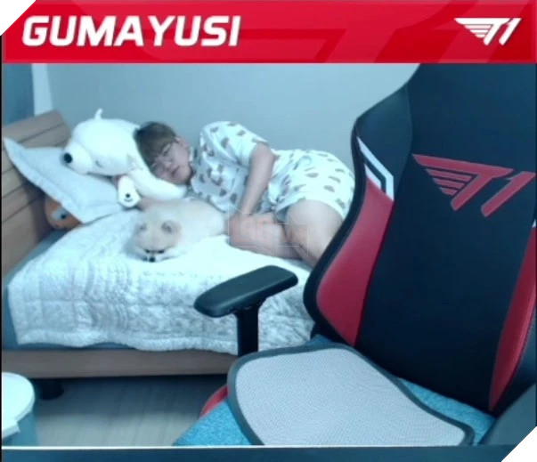 LMHT: Đợi hàng chờ quá lâu, Gumayusi tranh thủ nằm ngủ để nghỉ ngơi, tiện thể tạo content lạ trên stream 2