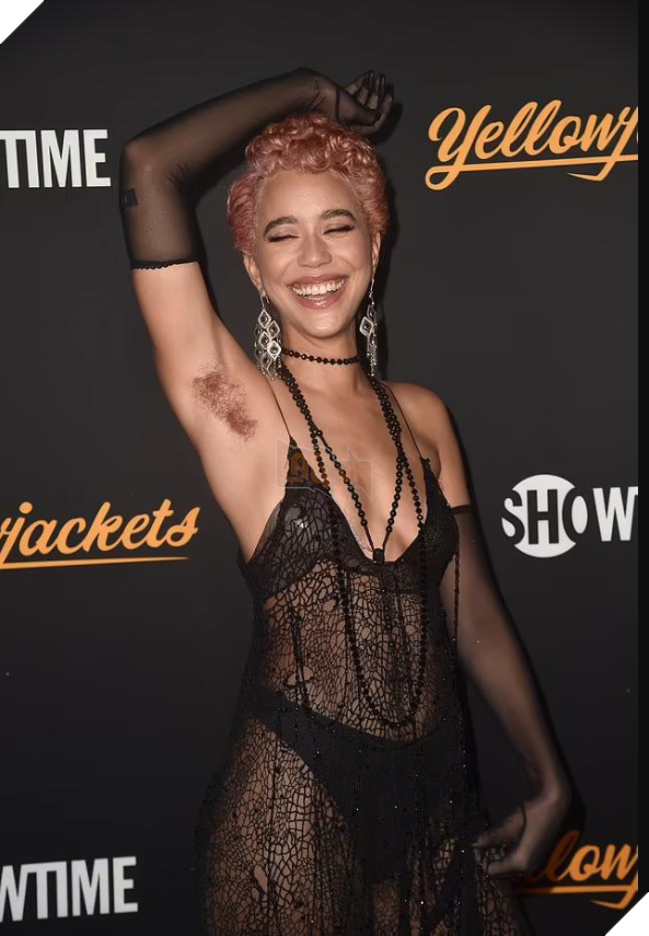 Nữ chính Yellowjackets khiến dân tình nóng mặt khi để lộ hàng trong buổi ra mắt phim  3