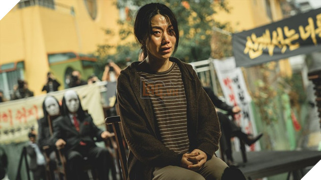 Kinh hoành phân cảnh mẹ livestream cái chết để có tiền cho con trong Hellbound đang gây sốt Netflix những ngày qua 3