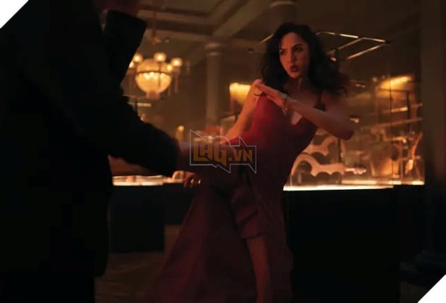 Nhìn lại loạt ảnh quyến rũ, gợi tình của mỹ nhân Wonder Woman trong bom xịt Red Notice 8