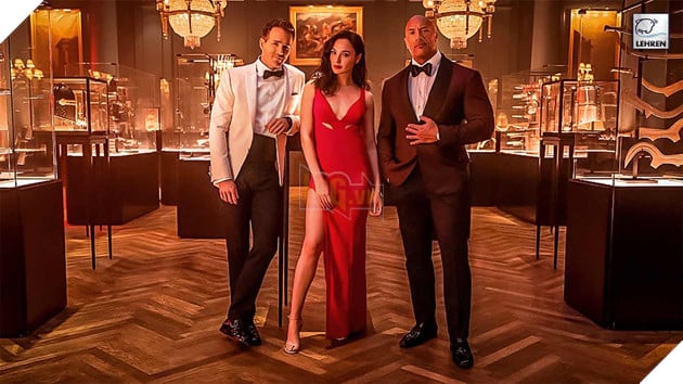 Nhìn lại loạt ảnh quyến rũ, gợi tình của mỹ nhân Wonder Woman trong bom xịt Red Notice