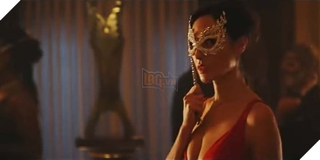 Nhìn lại loạt ảnh quyến rũ, gợi tình của mỹ nhân Wonder Woman trong bom xịt Red Notice 3