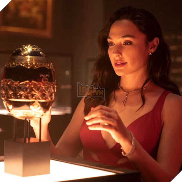 Nhìn lại loạt ảnh quyến rũ, gợi tình của mỹ nhân Wonder Woman trong bom xịt Red Notice 7