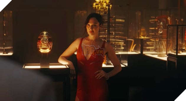 Nhìn lại loạt ảnh quyến rũ, gợi tình của mỹ nhân Wonder Woman trong bom xịt Red Notice 5