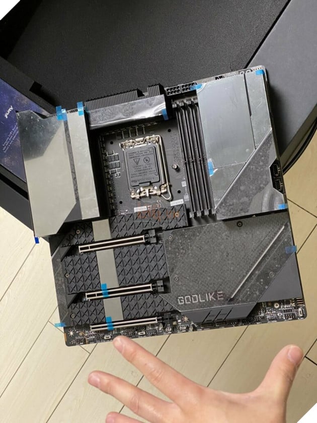 Hình ảnh chụp bo mạch chủ MSI MEG Z690 GODLIKE Behemoth, mainboard dành cho dòng CPU Alder Lake của Intel 2