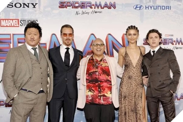 Tom Holland và bạn gái tình bể bình trên thảm đỏ ra mắt Spider-Man: No Way Home