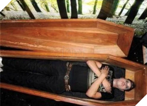  Góc chuyện lạ có thật Người đàn ông 18 năm uống máu và ngủ trong quan tài để trở thành ma cà rồng