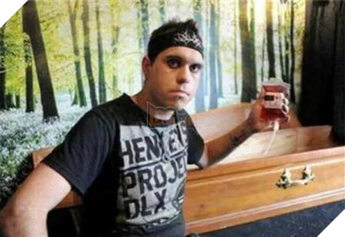  Góc chuyện lạ có thật Người đàn ông 18 năm uống máu và ngủ trong quan tài để trở thành ma cà rồng 2