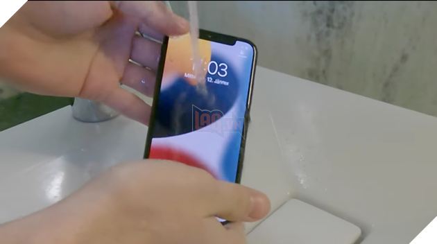 Một chiếc iPhone X được mod USB-C đi kèm với tính năng chống thấm nước đặc biệt 2