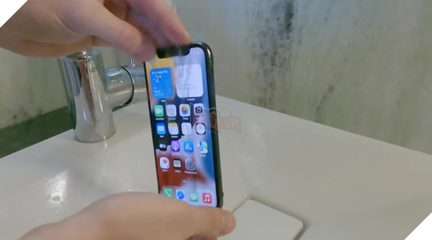 Một chiếc iPhone X được mod USB-C đi kèm với tính năng chống thấm nước đặc biệt 3