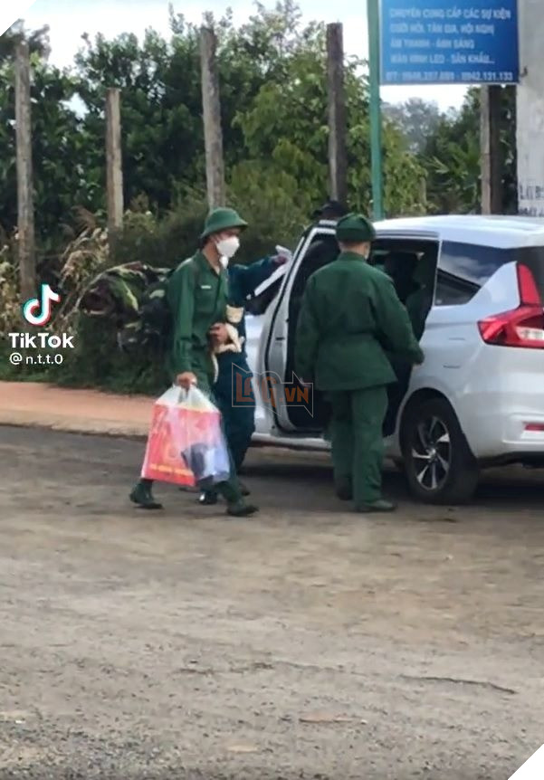 Xuất ngũ mang về cả mèo lẫn chó, những anh bộ đội chiếm trọn cảm tình của cư dân mạng