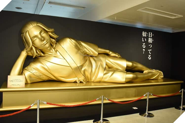 Giant golden mikey statue