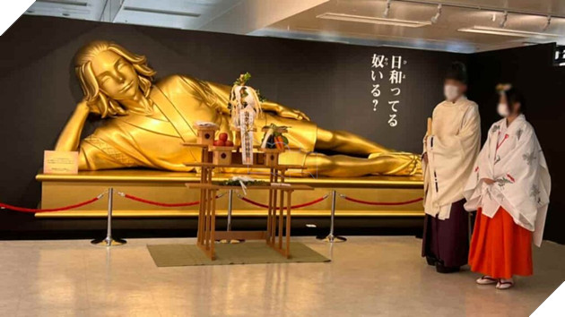 Giant Golden mikey statue