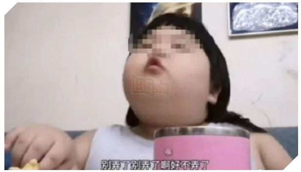Cô bé chỉ 3 tuổi nhưng nặng đến 35kg vì phải quay video mukbang kiếm tiền cho mẹ 2