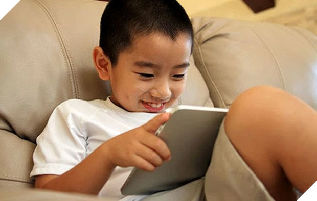 Game thủ nhí tiêu toàn bộ số tiền buôn bán của gia đình để donate cho những nữ streamer nóng bỏng