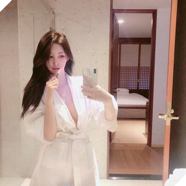 Cư dân mạng vừa phát hiện một nữ streamer có ngoại hình siêu đẹp như Boa Hancock trong One Piece 9