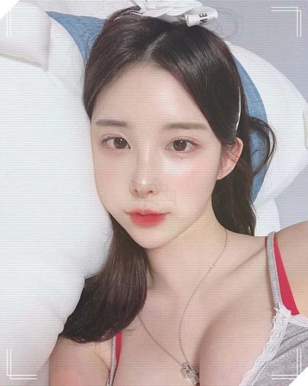 Cư dân mạng vừa phát hiện một nữ streamer có ngoại hình siêu đẹp như Boa Hancock trong One Piece 10