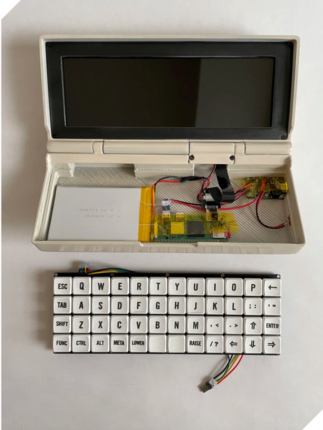 Máy tính siêu nhỏ tự chế này được trang bị cả bàn phím cơ độc đáo 3