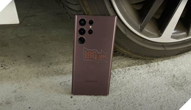 Độ bền Galaxy S22 Ultra được chứng minh khi vẫn hoạt động dù bị ô tô chạy qua