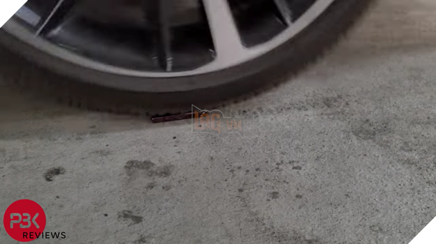 Độ bền Galaxy S22 Ultra được chứng minh khi vẫn hoạt động dù bị ô tô chạy qua 2