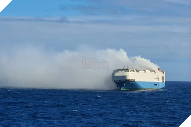 Hơn 1.000 siêu xe Porsche và Volkswagen bốc cháy trên tàu chở hàng giữa Đại Tây Dương