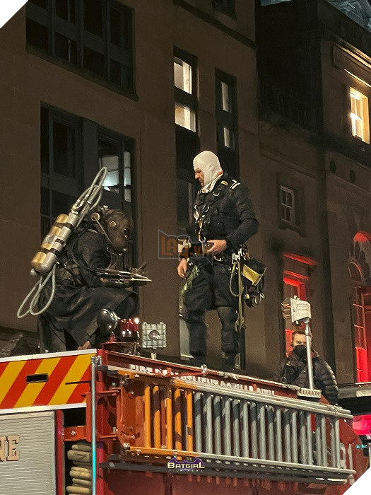 Hình ảnh phim trường Batgirl hé lộ trang phục hoàn chỉnh của Firefly 2