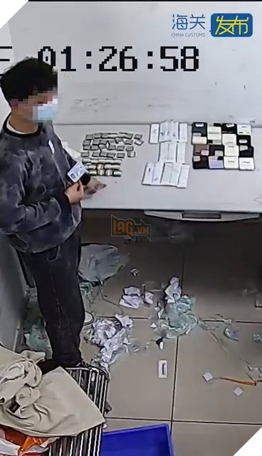 Quấn 160 CPU và 16 điện thoại gập lên người để buôn lậu nhưng không qua mặt được hải quan Trung Quốc 3