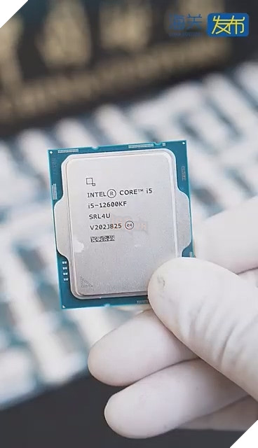 Quấn 160 CPU và 16 điện thoại gập lên người để buôn lậu nhưng không qua mặt được hải quan Trung Quốc 6