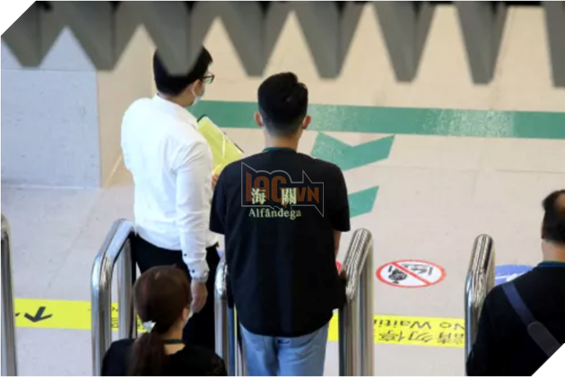 Quấn 160 CPU và 16 điện thoại gập lên người để buôn lậu nhưng không qua mặt được hải quan Trung Quốc