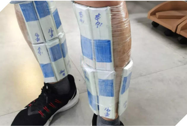 Quấn 160 CPU và 16 điện thoại gập lên người để buôn lậu nhưng không qua mặt được hải quan Trung Quốc 4