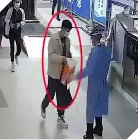 Quấn 160 CPU và 16 điện thoại gập lên người để buôn lậu nhưng không qua mặt được hải quan Trung Quốc 2