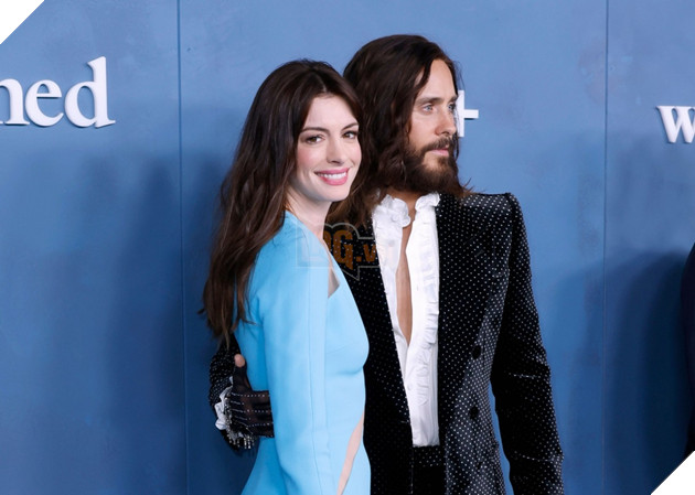 Mỹ nhân Anne Hathaway diện đầm cut xẻ táo bạo trong họp báo phim WeCrashed 3