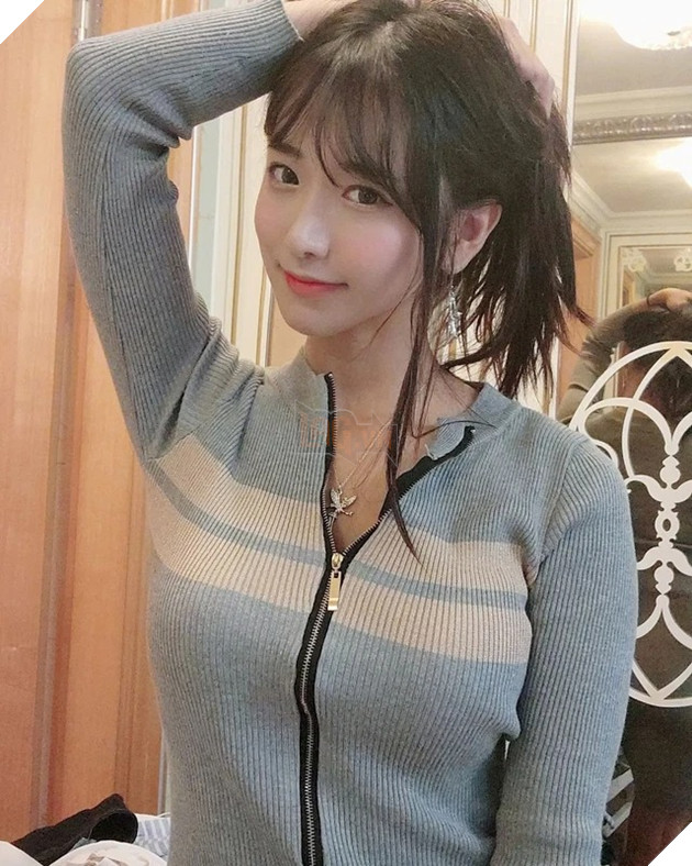 Bị cưỡng hôn ngay trên sóng trực tiếp, biểu cảm của nữ streamer khiến khán giả vừa buồn cười vừa thương