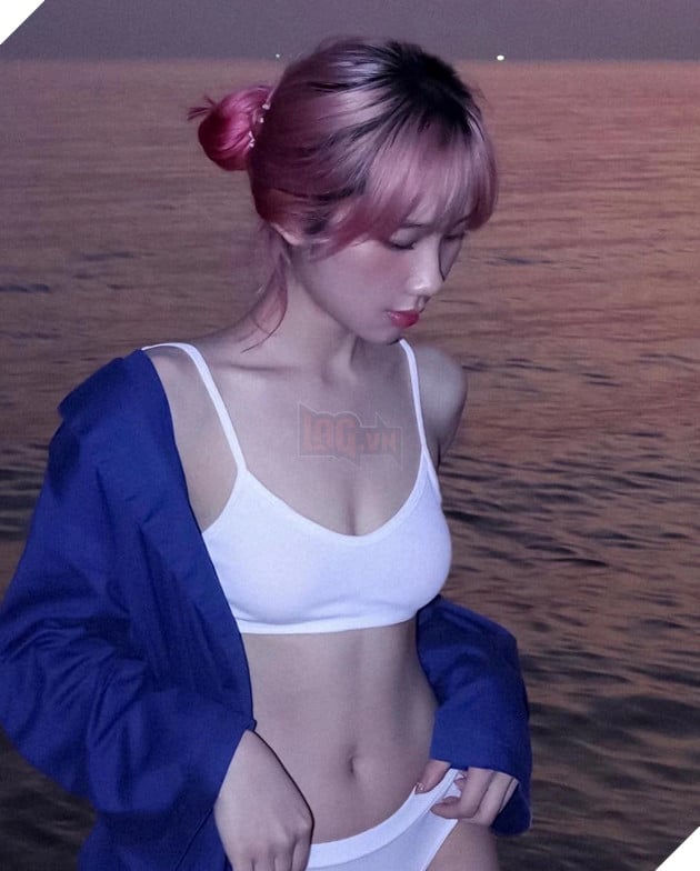Mina-young tiếp tục truyền thống đăng ảnh bikini mỗi năm một lần, làm nóng cộng đồng người hâm mộ vào ngày 3.5.