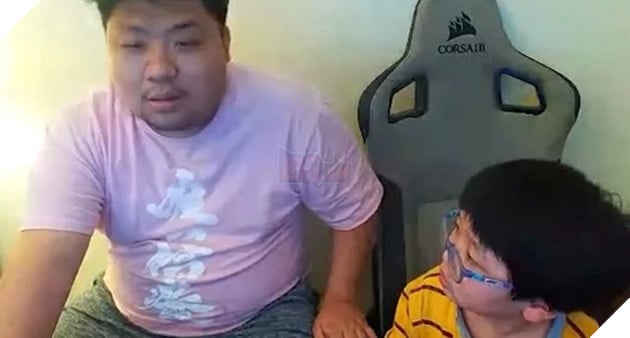 Đang dạy con chơi game, nam streamer bị vợ gank và pha xử lý khiến hài hước gây tranh cãi