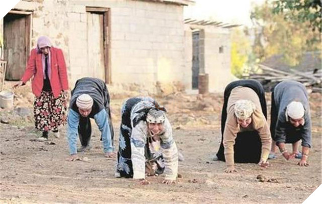 'Làng bò' kỳ lạ, người dân không ai biết đi, chỉ có thể bò bằng 4 chi 2