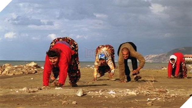 'Làng bò' kỳ lạ, người dân không ai biết đi, chỉ có thể bò bằng 4 chi 4