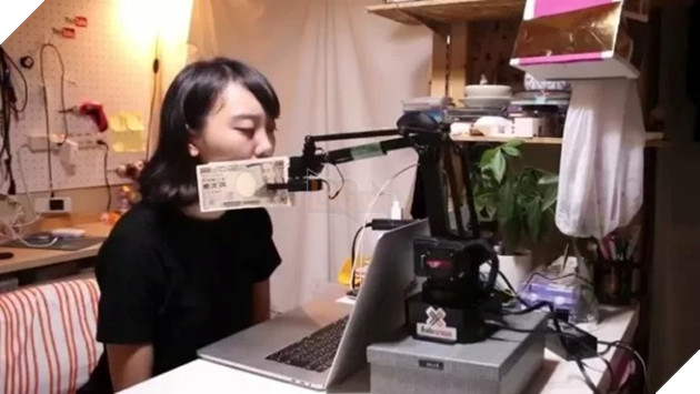 Cô gái chế tạo máy tát tiền vào mặt tạo động lực làm việc