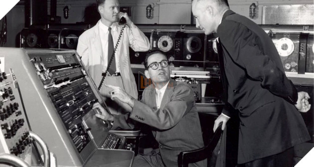 Máy tính điện tử số đầu tiên ra đời 