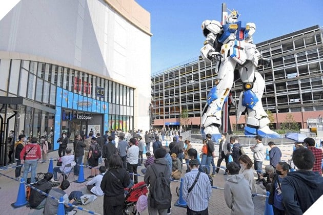 tượng gundam khổng lồ tại trung tâm thương mại nhật bản