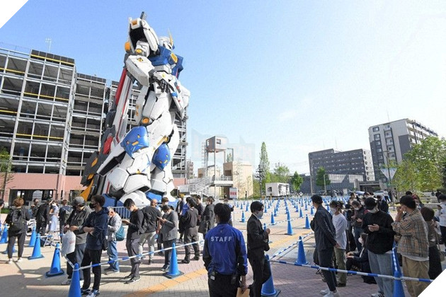 tượng gundam khổng lồ tại trung tâm thương mại nhật bản