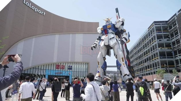 tượng gundam khổng lồ tại trung tâm thương mại nhật bản