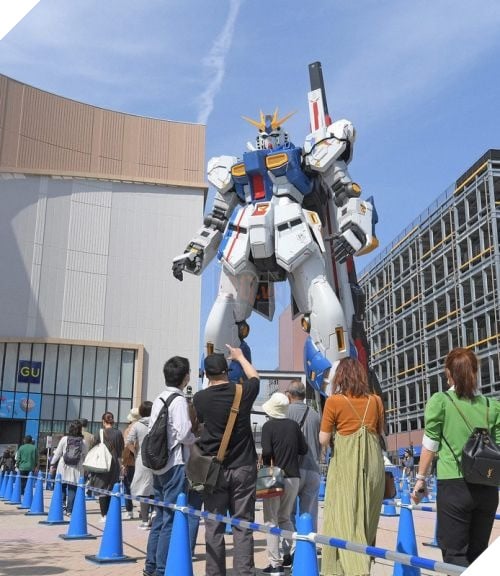 Tượng Gundam khổng lồ trong cửa hàng bách hóa Nhật Bản